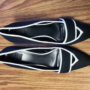 Gently Worn Womens White House Black Market Hayden Black Suede 3” Heels Size 10